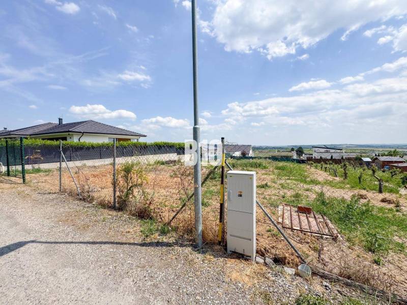 A plot for residential use in Štitáre with a view of the surroundings and an access road.