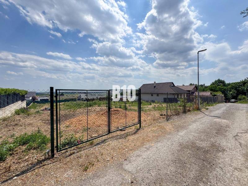 Plots - housing in Štitáre with fencing and surrounding houses in the countryside.