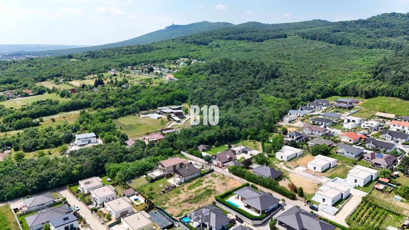 Aerial panorama of development on the edge of the forest in Štitáre, Land - housing.