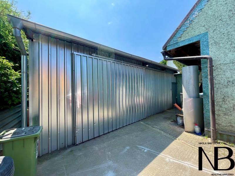 A sheet metal garage next to a family house on Záblatská Street in Trenčín.