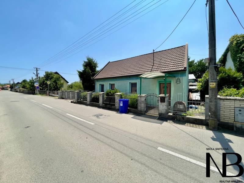 A family house on Záblatská Street in Trenčín, next to the road with a blue container.