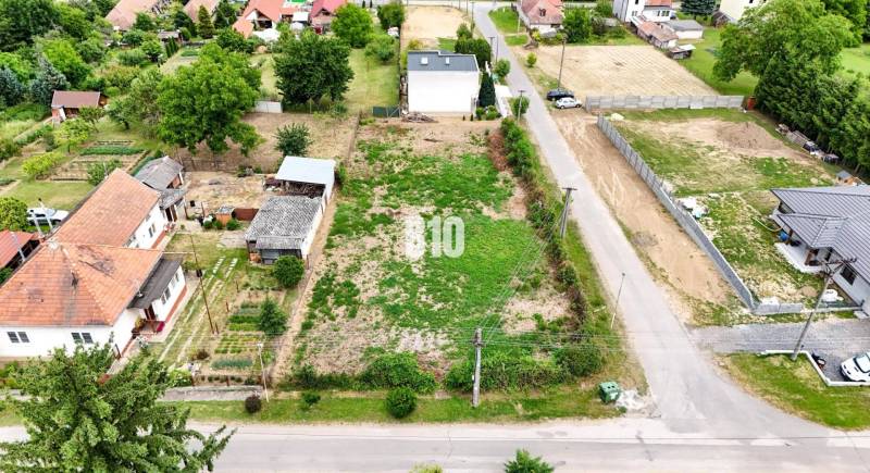 Aerial view of residential plots in Bardoňovo with surrounding houses and gardens.