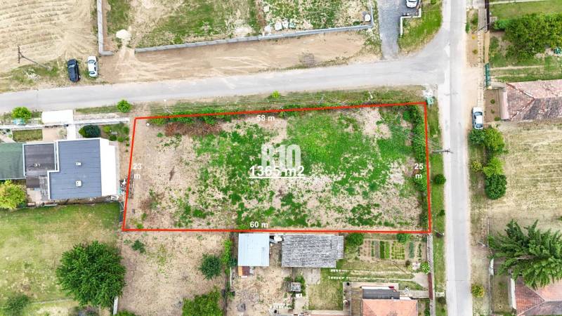 Lands - housing in Bardoňovo with an area of 1365 m², bordered by a red line.