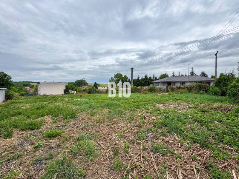 Residential plots in Bardoňovo with views of the surrounding countryside and nearby houses.