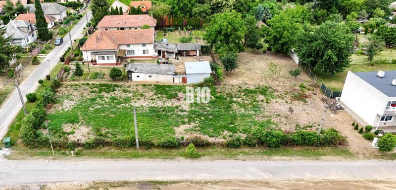 Plots - housing in Bardoňovo, houses, trees, greenery, access road.