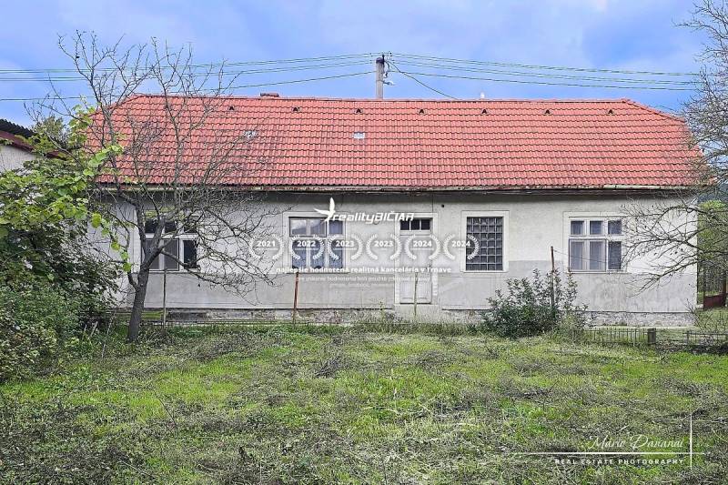 A cottage in Dobra Voda on Dobra Voda street with a red roof and a garden.