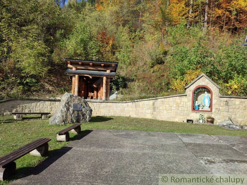 Natural chapel and memorial stone in the Gardens of Hlboké nad Váhom.