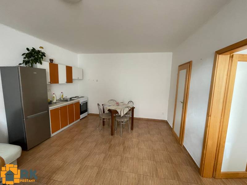 Kitchen in a family house with tiles and a dining table.