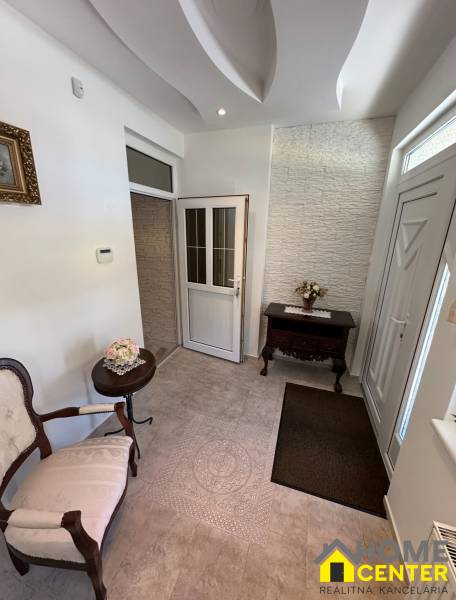 Dining room in a family house with a ceiling featuring reliefs and an ornamental floor, table and chair.