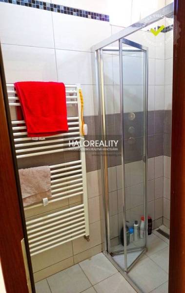 Shower corner and towel rack in a 3-room apartment with the inscription Haloreality.