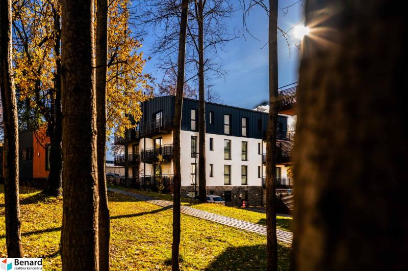2-room apartment on Lúčná Street in Štrba, surrounded by an autumn deciduous park.