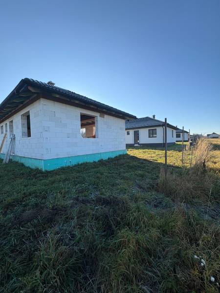 Construction of a family house in Vyšná Šebastová in Prešov on a grassy plot.