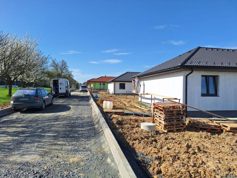 Construction of family houses in Vyšná Šebastová, Prešov. Work is taking place alongside the road.