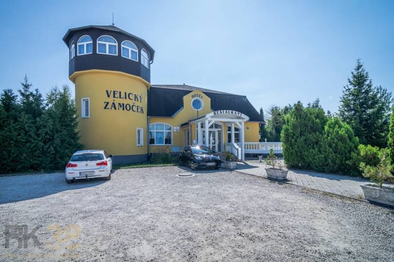 Yellow castle hotel with parking in Poprad, surrounded by greenery. Category: Hotels and guesthouses.