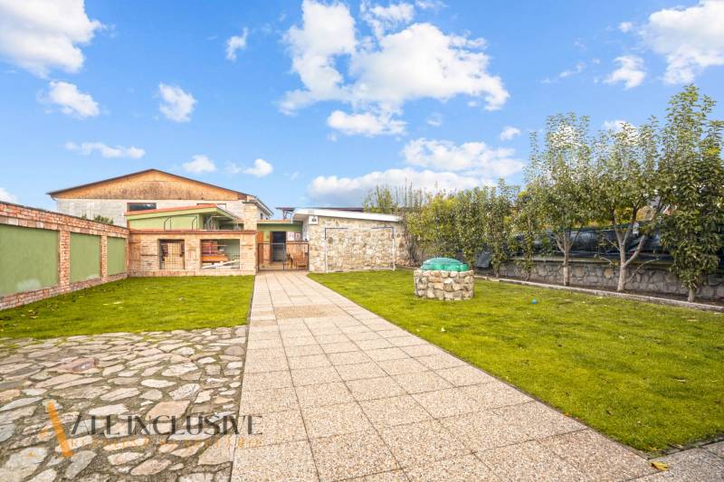 A garden at the family house on Kúpeľná Street in Dunajská Streda with a lawn and paving.