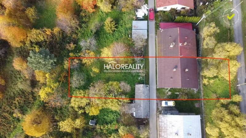Aerial view of a family house in Sirk, surrounded by greenery and trees in autumn colors.