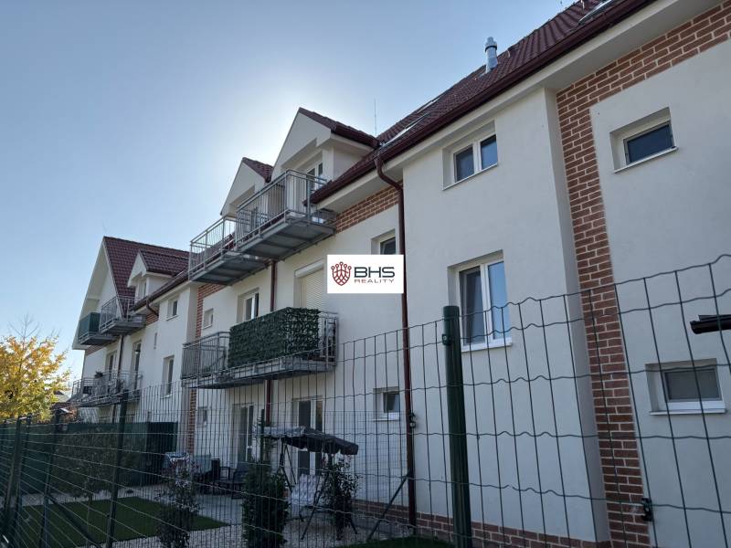 Exterior of the building with balconies and gardens, 3-room apartment in Tomášikovo.