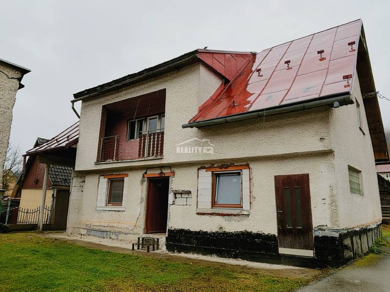 A family house in Kolárovice with a red roof and a garden.
