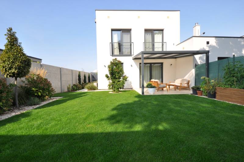 Garden with a lawn at a family house on Ďuríčkova Street in Miloslavov.