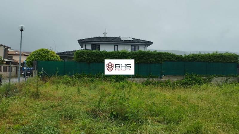 A plot in Limbach for living with grass cover and fencing.
