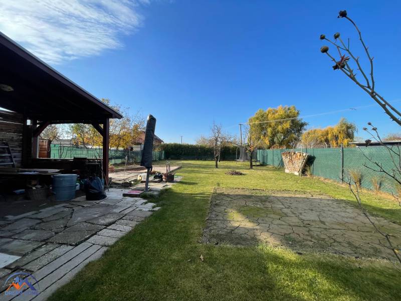 Garden at the cottage on Nová osada street in Komárno, with a lawn and a gazebo.