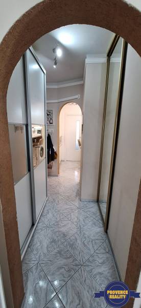 Bathroom in a 3-room apartment with tiles and a mirrored cabinet.