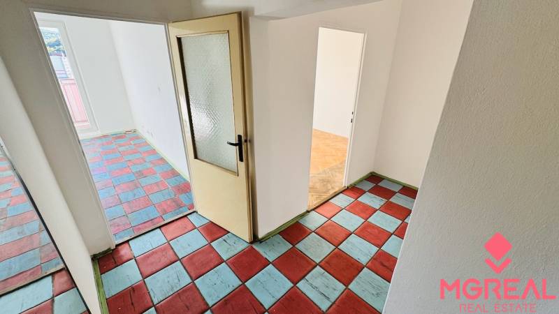 In the 1-room apartment, there are colorful tiles and glass doors.