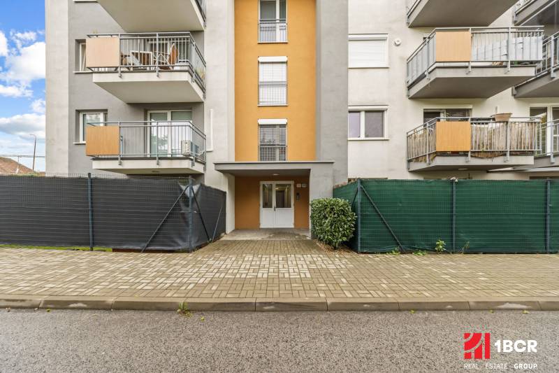 Entrance to the building, with balconies, on Mahulanka Street in Pezinok, suitable for a 2-room apartment.