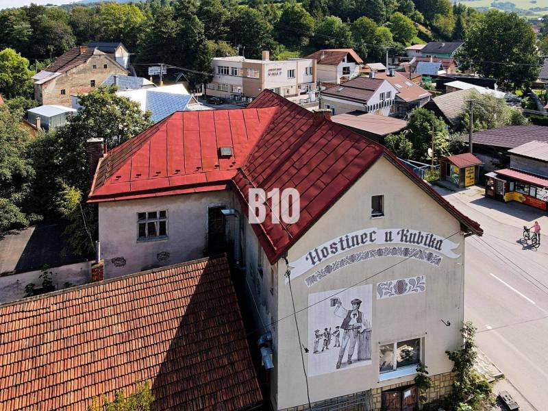 The inn in Belej with a red roof and a mural of a man with a beer.