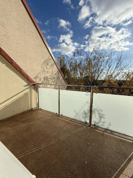 The balcony of a 4-room apartment on Pekníkova Street in Pezinok with a view of the treetops.
