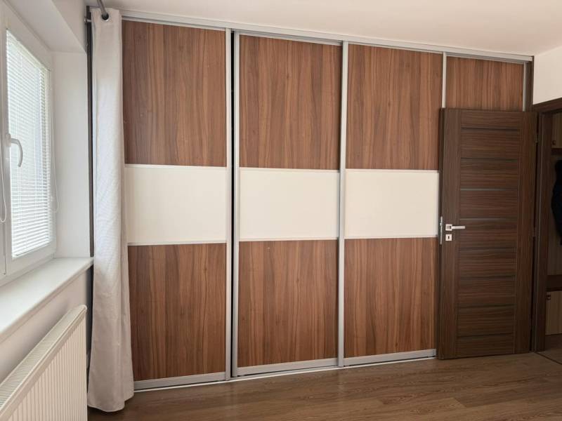 The 4-room apartment has built-in wardrobes and flooring with a wood decor.