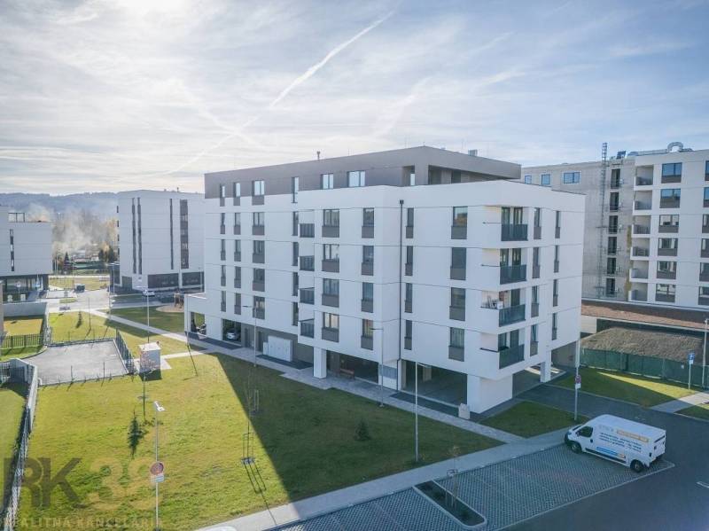 An apartment complex in the city of Poprad with three floors and outdoor parking.