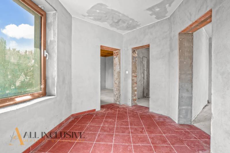 A family house with red tiles, plastered walls, and three open passages.