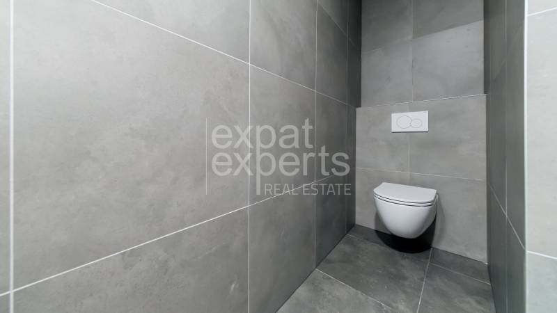 Bathroom in a 3-room apartment with ceramic tiles and a suspended toilet.