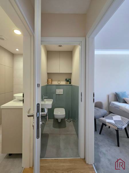 pohľad do kúpeľne, toalety a spálne