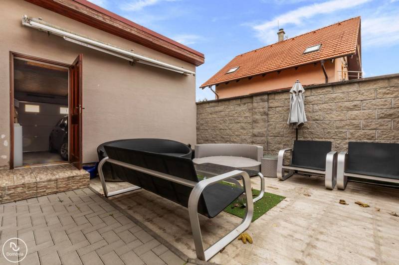 Terrace with seating at a family house on Košariská Street in Rovinka.