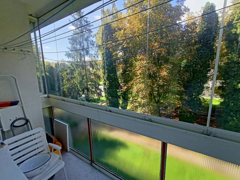 A balcony in a 2-room apartment with a view of trees in the town of Martin, Severná.