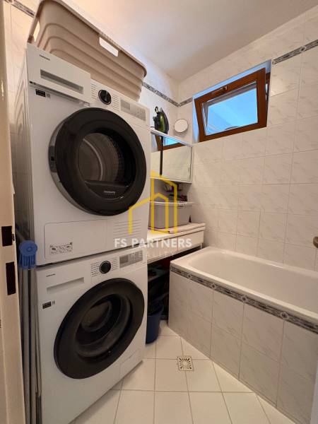Bathroom with a dryer and washing machine in a 5 or more room apartment.