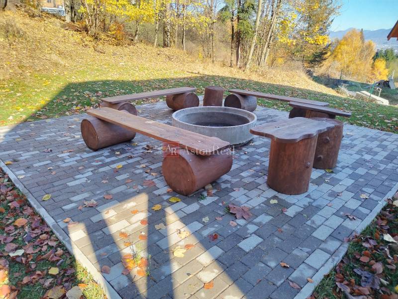 In Martin na Stráňach, a little way from the cottage, you will find an outdoor fireplace with wooden benches.