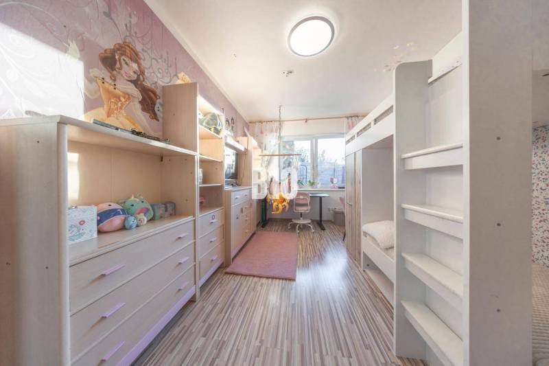 Children's room in a family house with a bunk bed and a floor with a wooden decor.