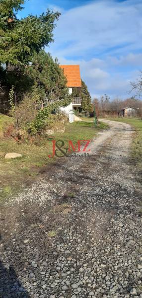 Recreational plots Horné Jabloňovce in Jabloňovce with a path next to a small house and trees.