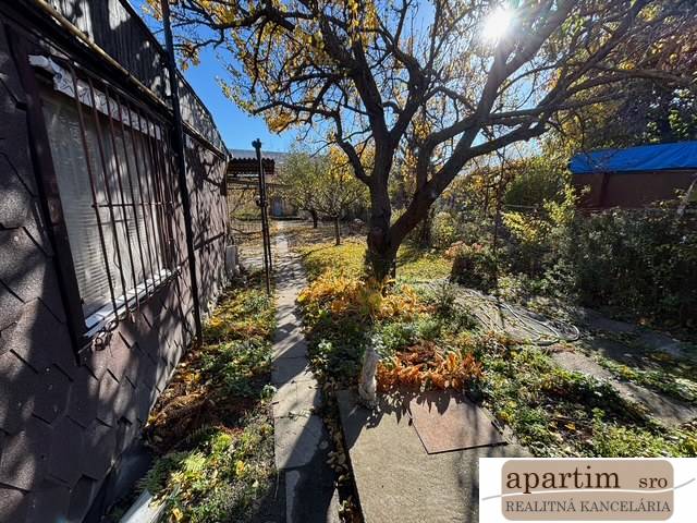 Gardens on Stredná Street in Bratislava – Ružinov with a walkway and trees.