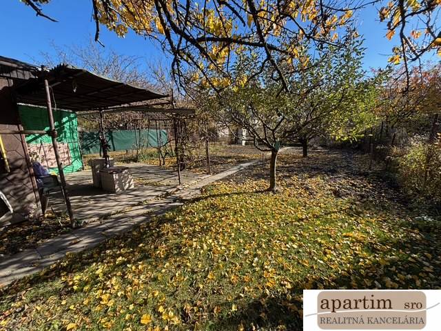 Gardens in Bratislava - Ružinov on Stredná Street with a pergola and fallen leaves.