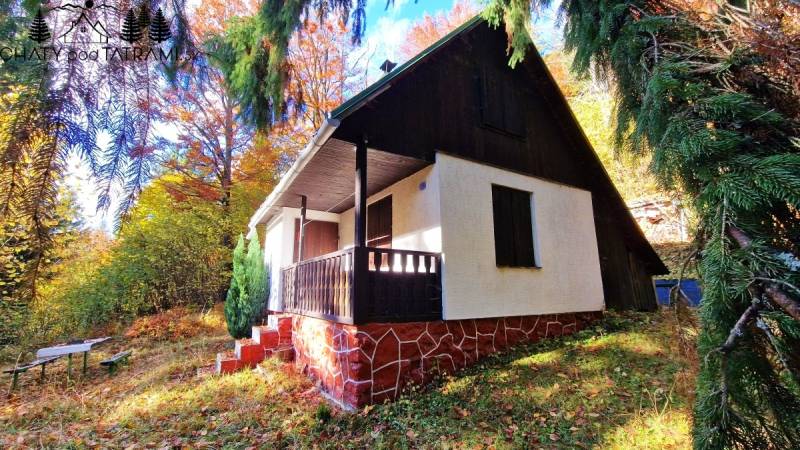 A cottage on Tále Street in Bystrá, surrounded by autumn trees and greenery.