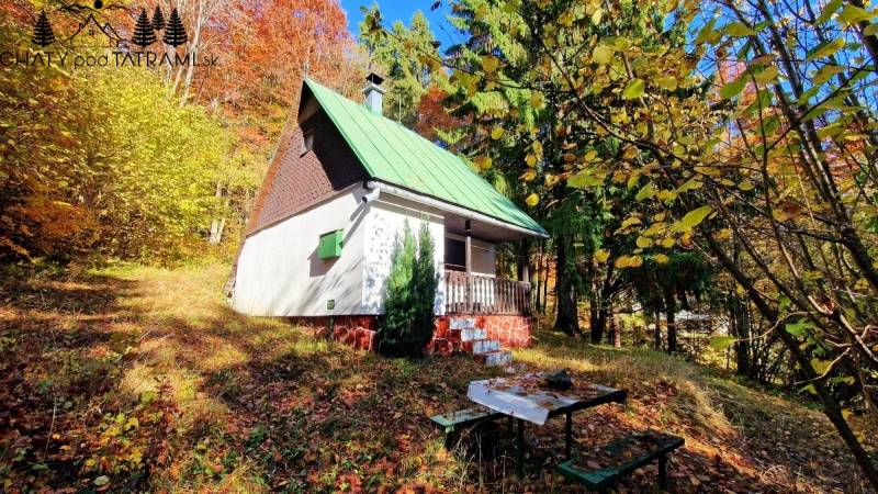 A cottage surrounded by an autumn forest in Tále, Bystrá, with a wooden gazebo.
