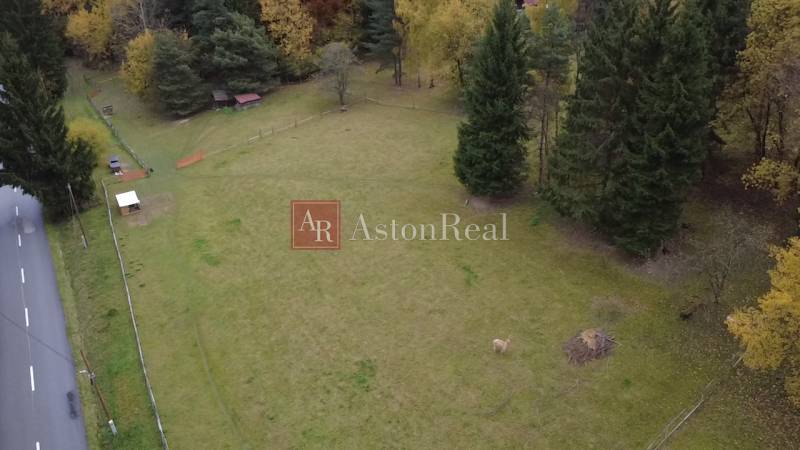 Recreational plots at Čertov in Lazy pod Makytou, surrounded by nature and a road.