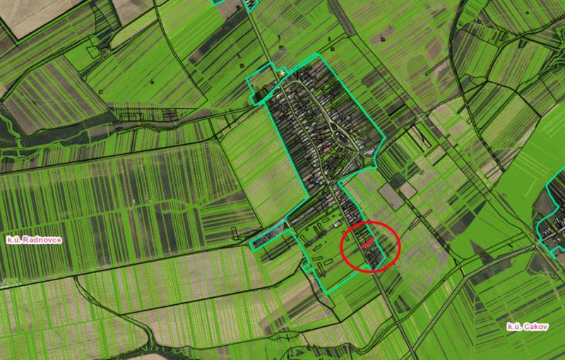 Aerial map focusing on residential plots in Radnovce, visible fields and roads.