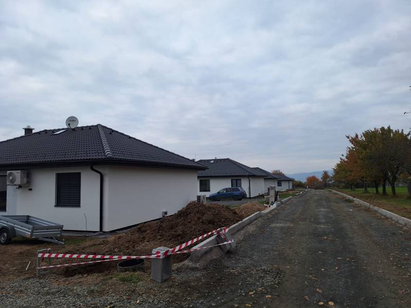 Family house in Vyšná Šebastová in Prešov, a building with a gravel road and trees.
