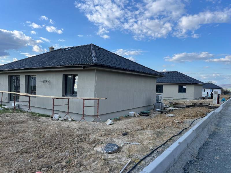 Houses with modern roofs on Vyšná Šebastová street, next to a family house in development.