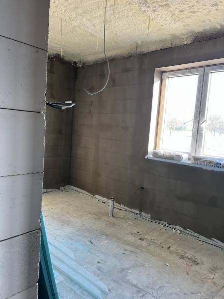 Room under construction on Vyšná Šebastová street with a view of a family house, window openings.